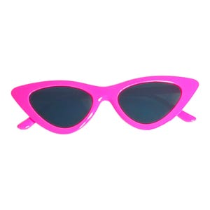 Könnte beinhalten: Hellrosa Cat-Eye-Sonnenbrille mit dunklen Gläsern. Die Sonnenbrille hat eine schlanke, spitze Form und eine glänzende Oberfläche. Ein stilvolles Accessoire zum Schutz der Augen.