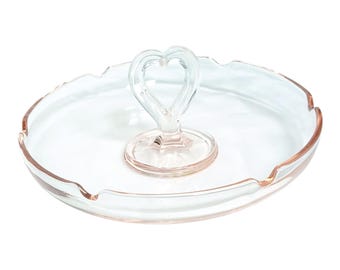 Popielniczka ze szkła w kolorze różowego szkła z uchwytem w kształcie serca w stylu retro