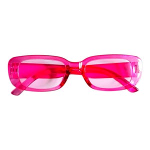 Könnte beinhalten: Eine leuchtend rosa rechteckige Sonnenbrille. Die Rahmen und Gläser sind ein durchscheinendes, leuchtendes Rosa. Die Brille hat einen klassischen Retro-Stil mit einer leicht abgerundeten rechteckigen Form.