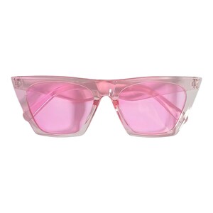 Puede incluir: Gafas de sol rosas con montura transparente y lentes rosas. Las gafas tienen una forma geométrica angular, con un diseño ligeramente ojo de gato. Las lentes son de color rosa opaco.