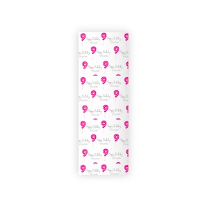 Może przedstawiać: Biały papier do pakowania z powtarzającym się wzorem r&oacute;żowych balon&oacute;w z cyfrą dziewięć i napisem "Happy Birthday Sylvia". Balony są związane białymi sznurkami.