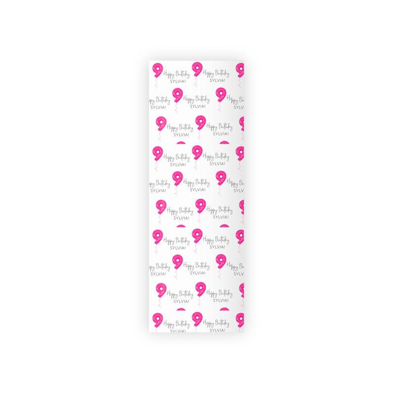 Może przedstawiać: Biały papier do pakowania z powtarzającym się wzorem r&oacute;żowych balon&oacute;w z cyfrą dziewięć i napisem "Happy Birthday Sylvia". Balony są związane białymi sznurkami.