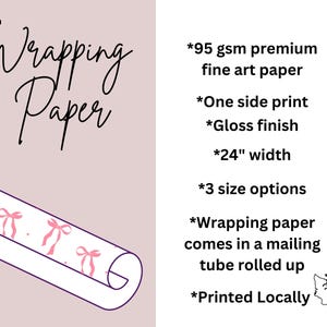 Może przedstawiać: Zwinięty papier do pakowania ze wzorem r&oacute;żowych kokardek. Papier ma szerokość 61 cm i błyszczące wykończenie. Tekst "Wrapping Paper" jest napisany kursywą. Papier jest drukowany lokalnie.