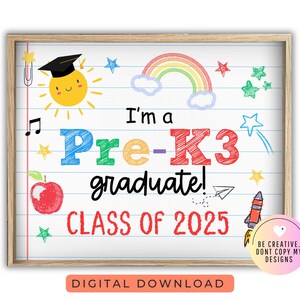 K&ouml;nnte beinhalten: Ein druckbares Schild mit einem farbenfrohen, handgezeichneten Design, das "Ich bin ein Pre-K3-Absolvent! Klasse von 2025" ank&uuml;ndigt. Das Schild zeigt einen Regenbogen, Sterne, eine Rakete, eine Sonne und einen Apfel.