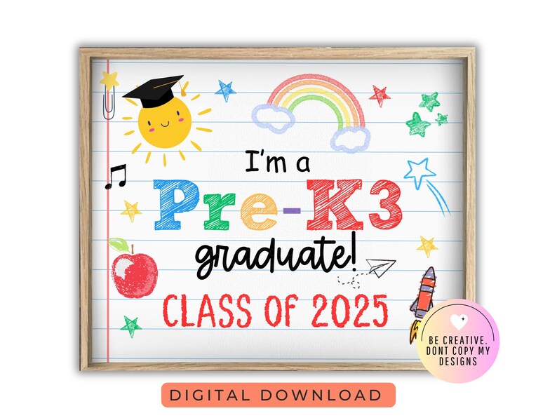 K&ouml;nnte beinhalten: Ein druckbares Schild mit einem farbenfrohen, handgezeichneten Design, das "Ich bin ein Pre-K3-Absolvent! Klasse von 2025" ank&uuml;ndigt. Das Schild zeigt einen Regenbogen, Sterne, eine Rakete, eine Sonne und einen Apfel.