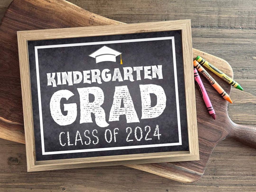 Kindergarten Abschluss Schärpe Doppelseitig Bedruckt – Rosa Satin Stola Mit 'Graduate' Und Bunten Motiven, Perfekt Für Vorschulfeiern Kindergarten Abschluss Schärpe Doppelseitig Bedruckt – Rosa Satin Stola Mit 'Graduate' Und Bunten Motiven, Perfekt Für Vorschulfeiern