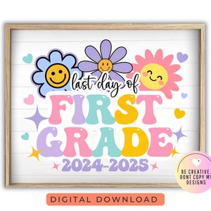 K&ouml;nnte beinhalten: Ein buntes, druckbares Schild mit dem Text "letzter Tag der ERSTEN KLASSE 2024-2025", umgeben von Blumen mit Smiley-Gesichtern. Das Schild befindet sich in einem hellen Holzrahmen und hat den Text "DIGITALER DOWNLOAD" darunter.