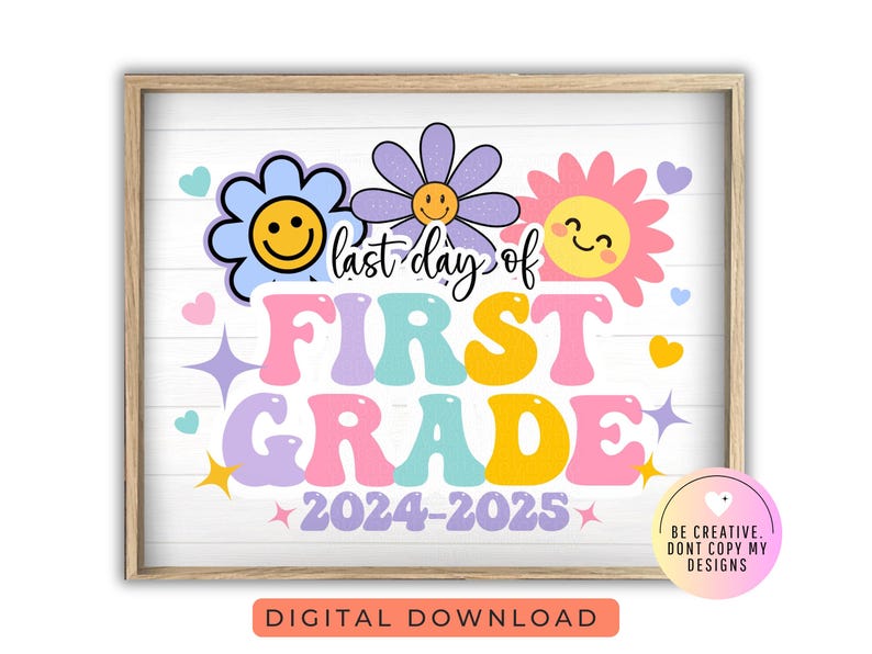 K&ouml;nnte beinhalten: Ein buntes, druckbares Schild mit dem Text "letzter Tag der ERSTEN KLASSE 2024-2025", umgeben von Blumen mit Smiley-Gesichtern. Das Schild befindet sich in einem hellen Holzrahmen und hat den Text "DIGITALER DOWNLOAD" darunter.