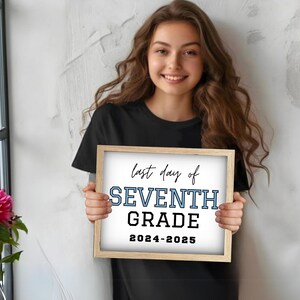 Puede incluir: Una persona sostiene un cartel blanco con un marco de madera. El cartel dice "last day of SEVENTH GRADE 2024-2025" en texto negro y azul.