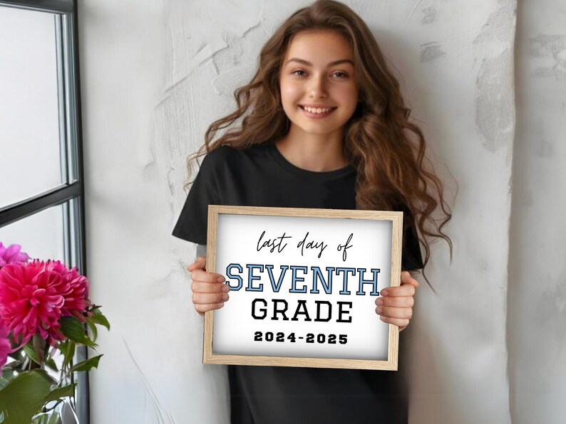 Puede incluir: Una persona sostiene un cartel blanco con un marco de madera. El cartel dice "last day of SEVENTH GRADE 2024-2025" en texto negro y azul.