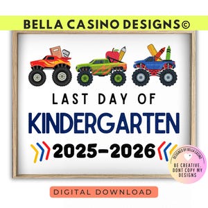 Pode incluir: Uma placa emoldurada com o texto "LAST DAY OF KINDERGARTEN 2025-2026". A placa apresenta três monster trucks carregando material escolar. A parte superior da placa tem o texto "BELLA CASINO DESIGNS". Um download digital.