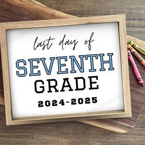 Puede incluir: Un cartel enmarcado blanco con el texto "last day of SEVENTH GRADE 2024-2025" en letras negras y azules.