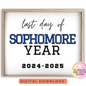 Puede incluir: Un cartel imprimible con marco de madera, que dice "&uacute;ltimo d&iacute;a del a&ntilde;o de segundo de bachillerato 2024-2025". El texto est&aacute; en negro y azul sobre fondo blanco.