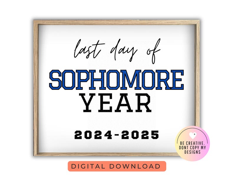 Puede incluir: Un cartel imprimible con marco de madera, que dice "&uacute;ltimo d&iacute;a del a&ntilde;o de segundo de bachillerato 2024-2025". El texto est&aacute; en negro y azul sobre fondo blanco.