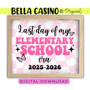 Könnte beinhalten: Ein gerahmter Druck mit dem Text "Last day of my ELEMENTARY SCHOOL era 2025-2026". Der Text ist in Schwarz und Pink gehalten, mit Schmetterlings- und Stern-Grafiken. Der Hintergrund ist ein rosa-weißes Schachbrettmuster. Die Worte "DIGITAL DOWNLOAD" stehen unten.