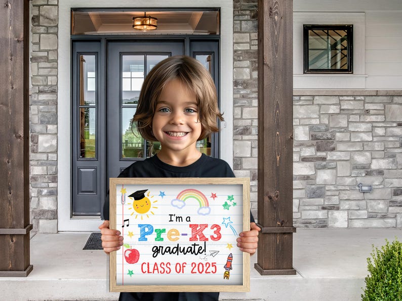 K&ouml;nnte beinhalten: Ein Kind h&auml;lt ein Schild mit der Aufschrift "Ich bin ein Pre-K3 Absolvent! Klasse von 2025". Das Schild ist mit einem Regenbogen, Sternen, einer Rakete und einer M&uuml;tze verziert.