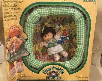 1983 Cabbage Patch Kids - Pin-Ups Minni Chrissie & Her Garden Greenhouse -New