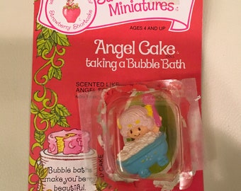 Kenner Strawberryland Miniatures -Angel Cake Taking A Bubble Bath 1982