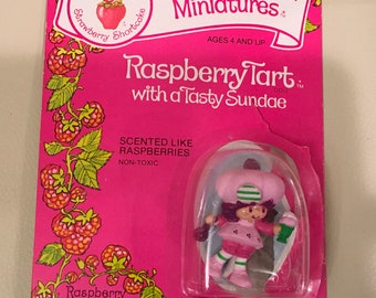 Kenner Strawberryland Miniatures Raspberry Tart with a Tasty Sundae 1982