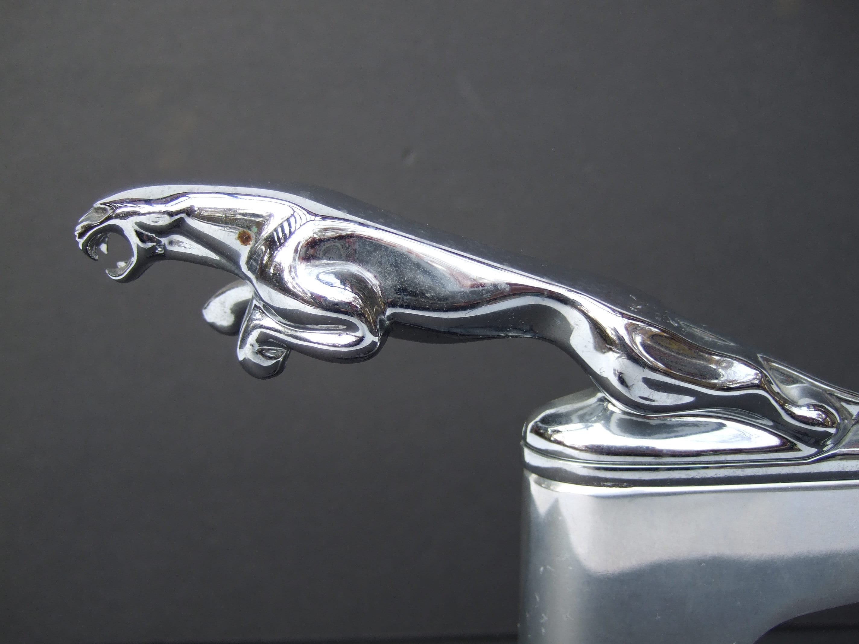 t*s様 JAGUAR　　ornament　　　novelty Sleek Jaguar Chrome Plated Hood Ornament on Black Marble Pedestal