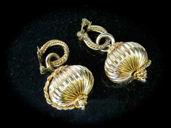 Dramatic Large Scale Dangling Gilt Metal Clip-on … - image 2