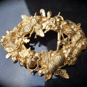 Charming Gilt Matte Metal Bee Themed Belt Buckle c 1980s