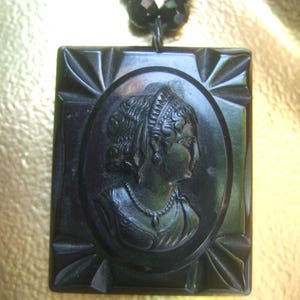 Collar colgante de ébano de ébano tallado y cameo c 1950s