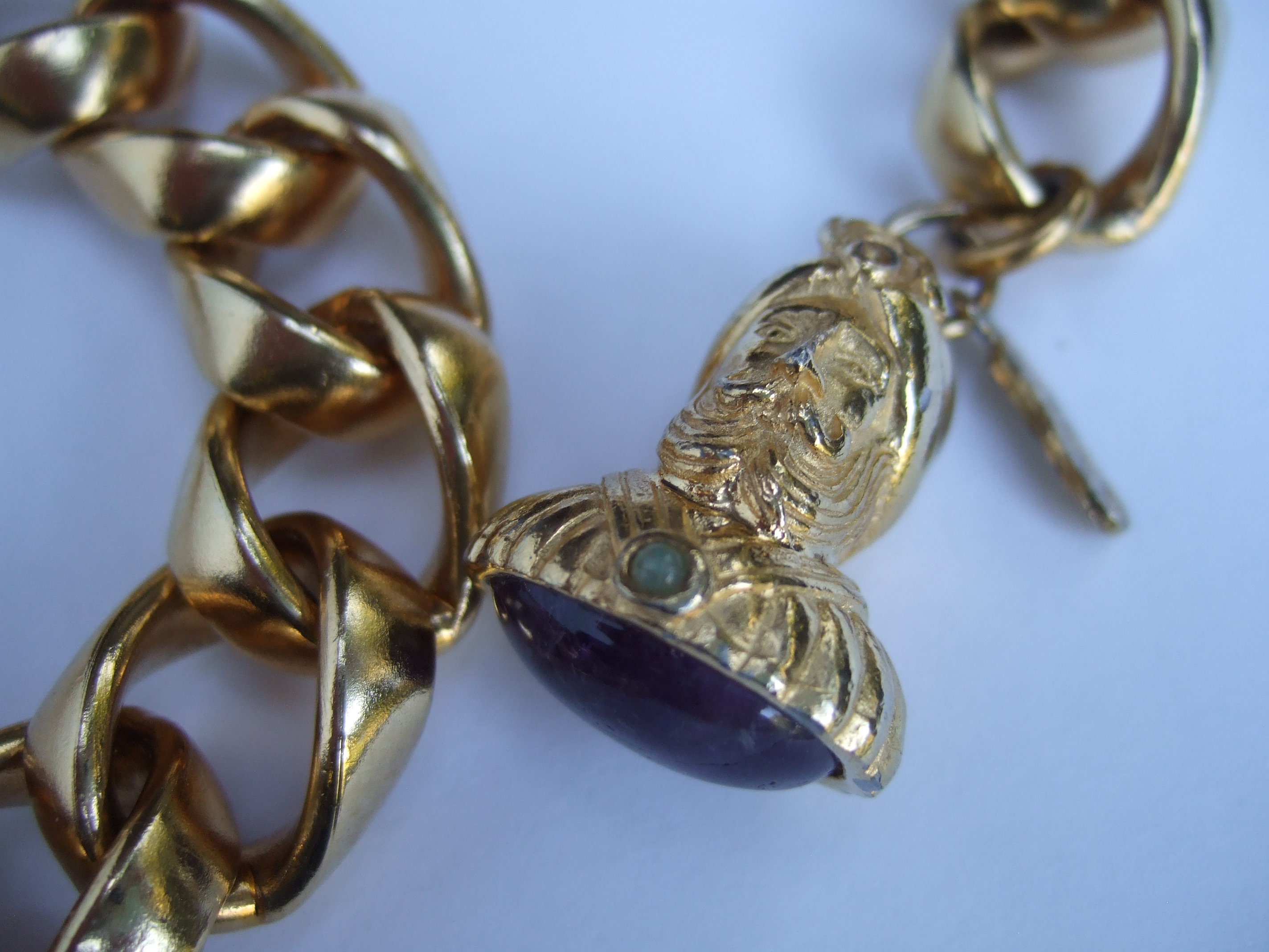 JUDITH LEIBER Dangling Charm Semi Precious Heavy Gold Chain  display picture 2