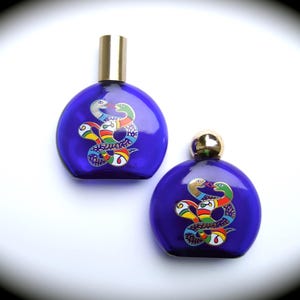 Par de botellas de vidrio vacías coleccionables de Niki de Saint Phalle con serpientes entrelazadas en color azul cobalto
