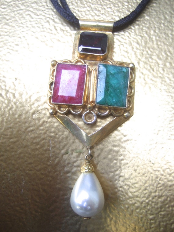 Opulent Glass Stone Dangling Glass Pearl Pendant N