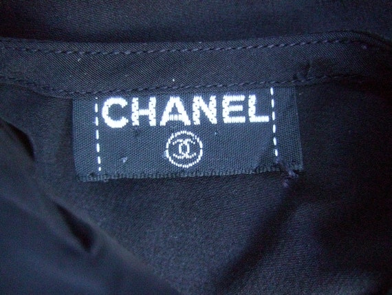 CHANEL Chic Black Silk Sleeveless Cropped Shell T… - image 9
