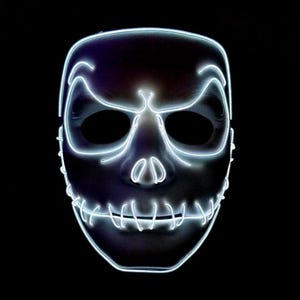 以下が含まれることがあります： 明るい白いネオンの輪郭を持つ黒いスカルマスク。マスクには眼窩、鼻、縫い付けられた口のデザインがあります。ネオンライトは、ハロウィーンやコスチュームパーティーに最適な不気味な効果を生み出します。