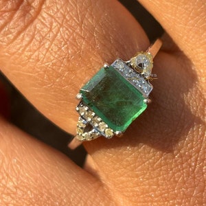 ヴィンテージ風エメラルドリング：ダイヤモンドハローシルバーエンゲージリング