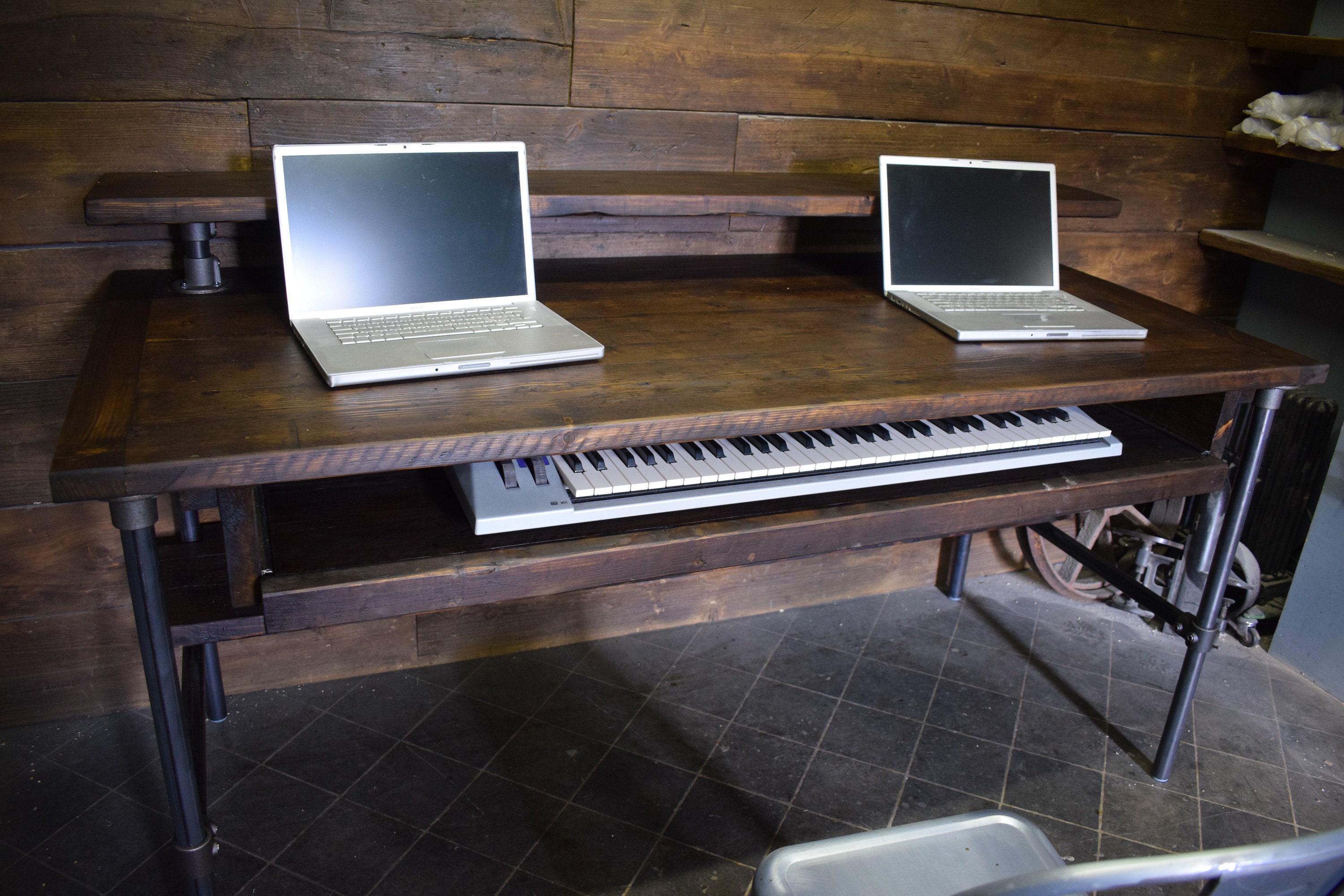 Bureau de studio de musique de style industriel avec étagère pour clavier  extensible et plate-forme pour moniteur/enceintes arrière, planche  d'échafaudage de récupération, tube en acier -  Canada