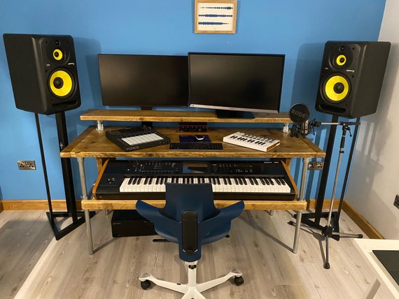 Bureau de studio de musique de style industriel avec étagère pour clavier  extensible et plate-forme pour moniteur/enceintes arrière, planche  d'échafaudage de récupération, tube en acier -  Canada