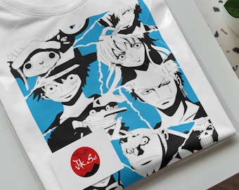 Könnte beinhalten: Weißes T-Shirt mit blauem Hintergrund, auf dem sich schwarz-weiße Illustrationen von Anime-Charakteren befinden. Die Charaktere sind in Collage-Form mit Blitzen und einem roten Kreis mit dem Text "JK-5c" in Schwarz angeordnet.