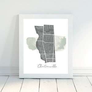 Könnte beinhalten: Gerahmter Druck mit einer grauen Karte von Clintonville, Ohio, mit Straßendetails. Die Karte befindet sich vor einem weißen Hintergrund mit einer weichen, grünen Aquarellwaschung. Das Wort "Clintonville" steht darunter in Kursivschrift.