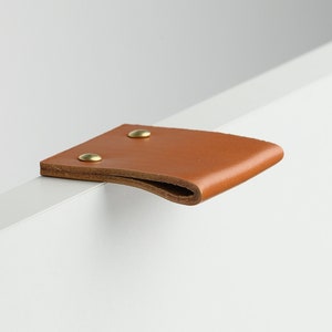 Kantenknäufe aus Leder / Schubladenknäufe aus Leder mit Kantenschutz