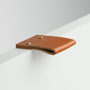 Edge Leather Pull - Möbelgriff - Minimalistisches Design
