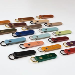 Portachiavi in pelle personalizzato, piccolo regalo minimalista con nome personalizzato, 3° anniversario di matrimonio
