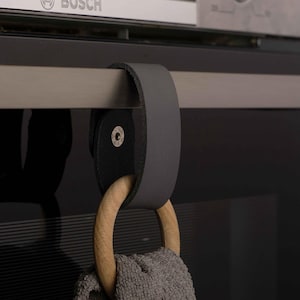 Handdukshållarring för ugnshandtag - Läder och trä – Minimalistisk köksförvaring, handgjord i Tyskland