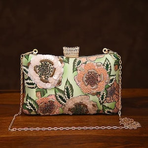 Bolso de mano de seda bordado: Bolso de noche verde con cuentas