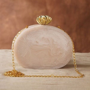 Pochette blanche fabriquée à la main en résine