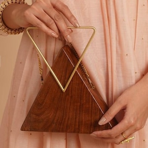 Triangulär kuvertväska i trä; Aftonväska med mässingshandtag; Handgjord handväska