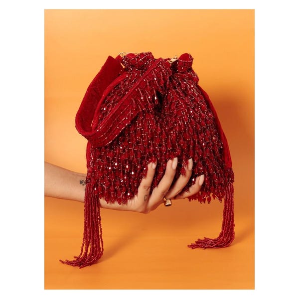 Bolso Potli bordado en rojo: elegante bolso de mano tipo sobre para bodas, fiestas y ocasiones especiales.