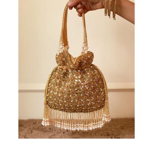 Bolso Potli con bordado dorado: elegante bolso de mano tipo sobre para bodas, fiestas y ocasiones especiales.