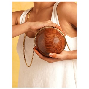 Pochette artisanale en bois marron - Sac à main avec chaîne en or - Pochette de soirée boule