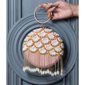Clutch de seda bordado en color melocotón con cuentas - Bolso de mano circular bordado a mano - Clutch de noche