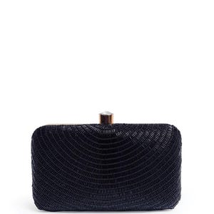 Puede incluir: Un clutch negro de cuentas con cierre dorado.
