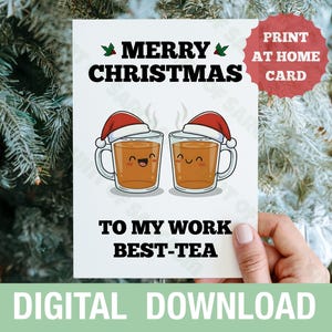 Puede incluir: Una tarjeta de Navidad con el texto "MERRY CHRISTMAS" y "TO MY WORK BEST-TEA". La tarjeta presenta dos tazas de té de dibujos animados con gorros de Papá Noel. La tarjeta también dice "PRINT AT HOME CARD" y "DIGITAL DOWNLOAD PRINT AT HOME DIGITAL FILE".